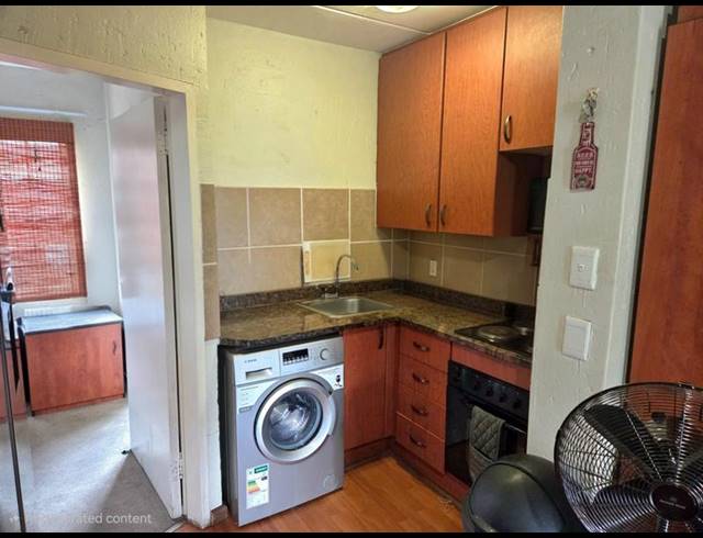 2 BEDROOM TOWNHOUSE FOR SALE IN ROOIHUISKRAAL NORTH